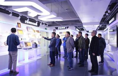 華為安全產品領域總裁宋端智一行到訪北信源參觀交流